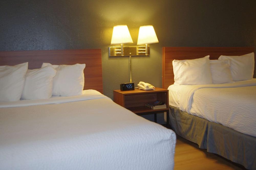 Econo Lodge El Paso, IL photo 20