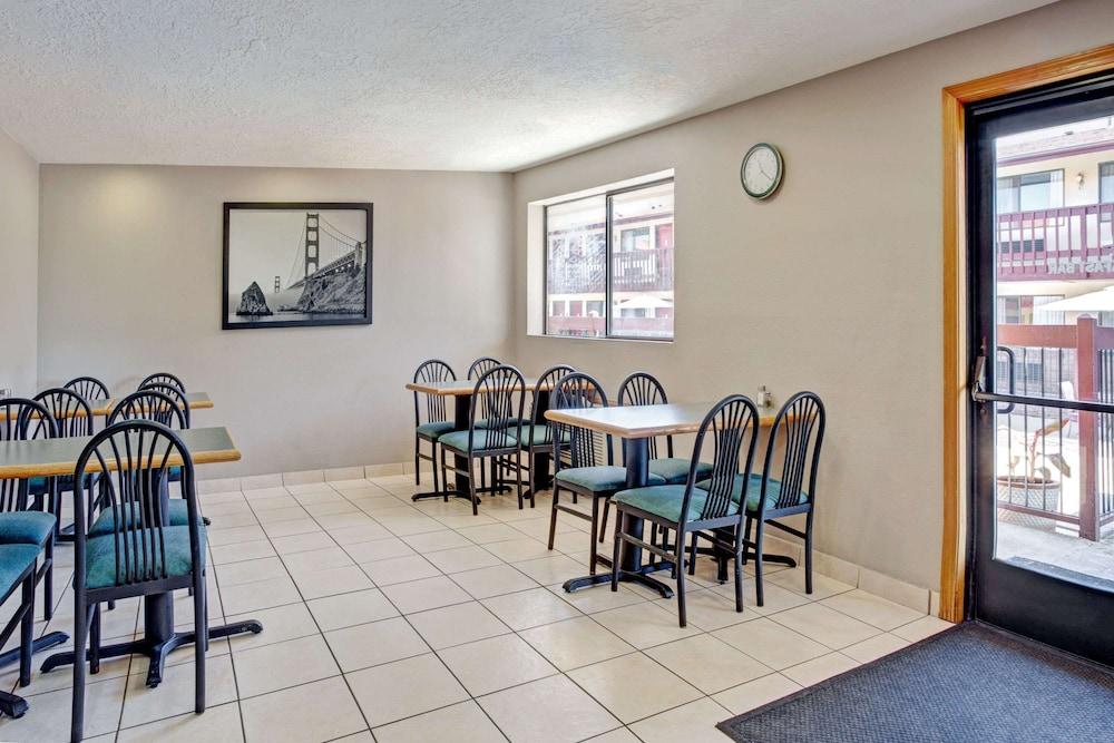 Super 8 by Wyndham Albany photo 17