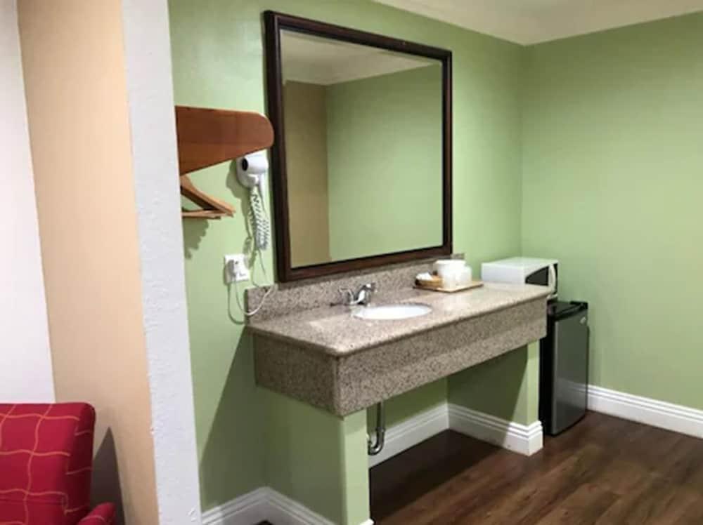 American Inn & Suites LAX photo 10