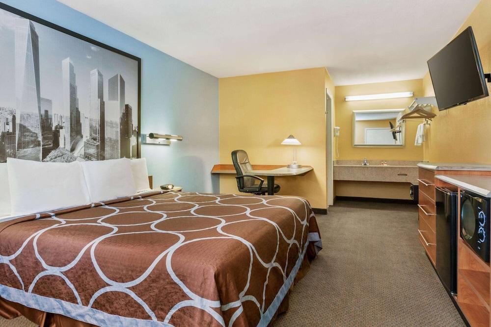 Super 8 by Wyndham Findlay photo 5