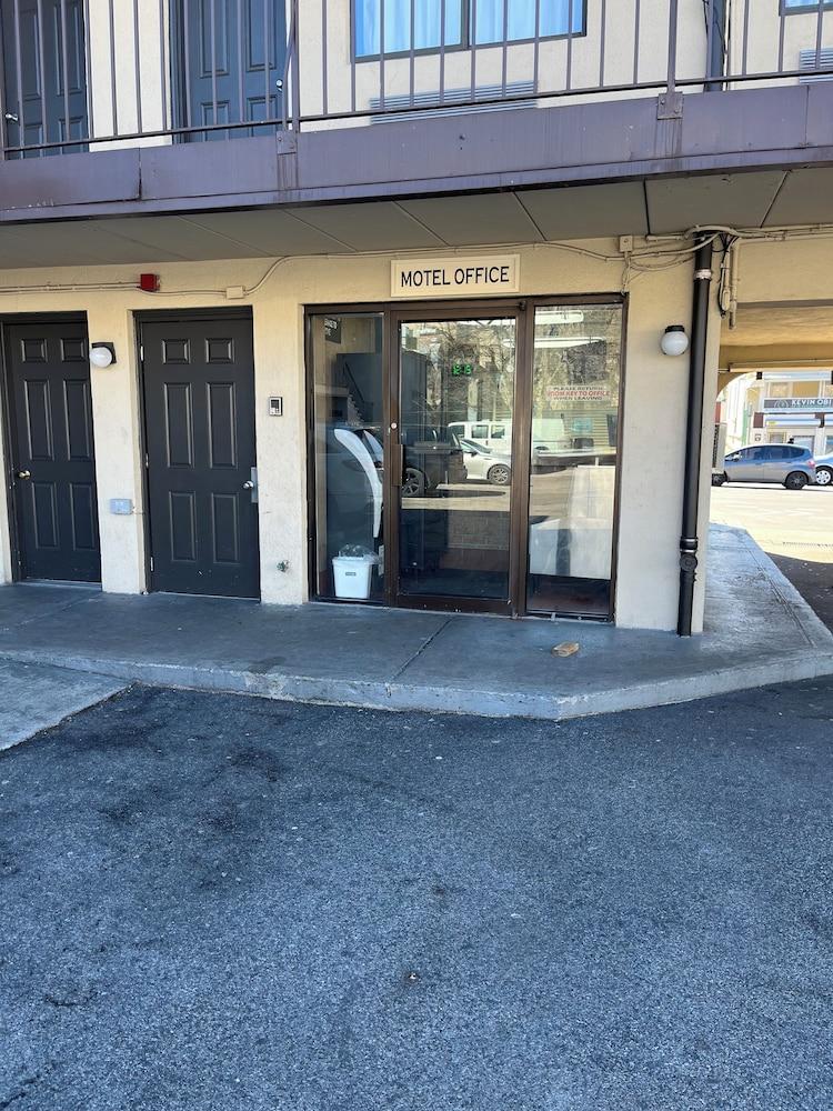 Metro Motel photo 9