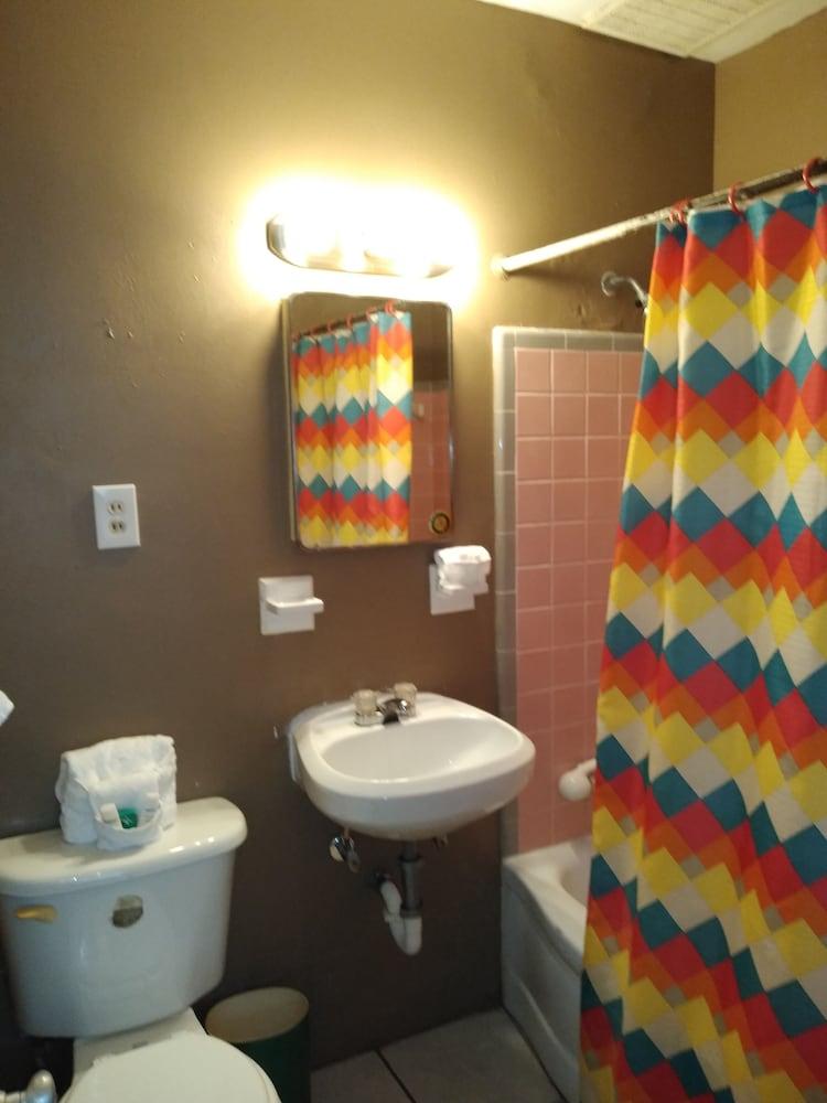 Swashbuckler Motel photo 3