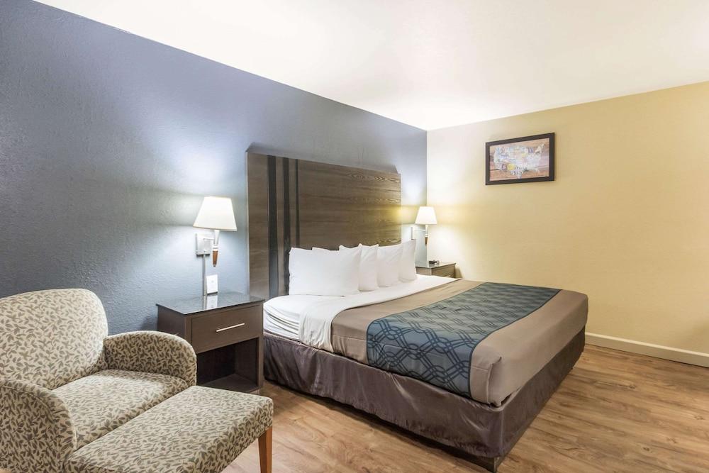 Econolodge Inn & Suites photo 8