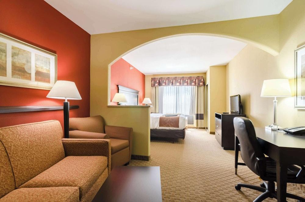 Comfort Suites Salina South photo 40