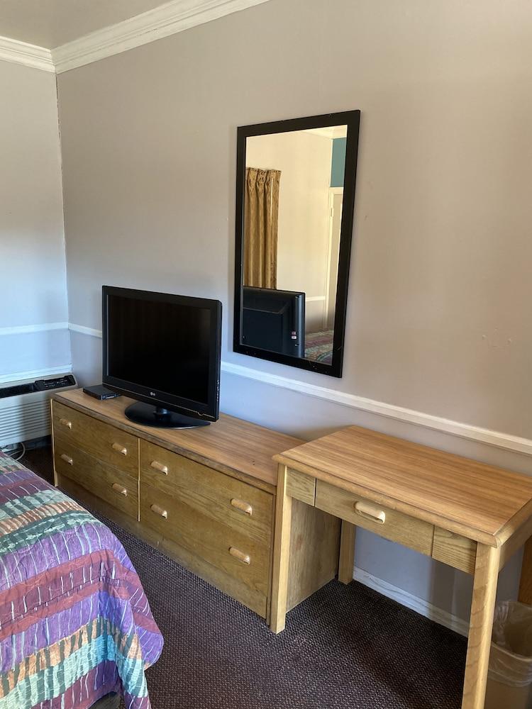 Colonial Manor Motel photo 10