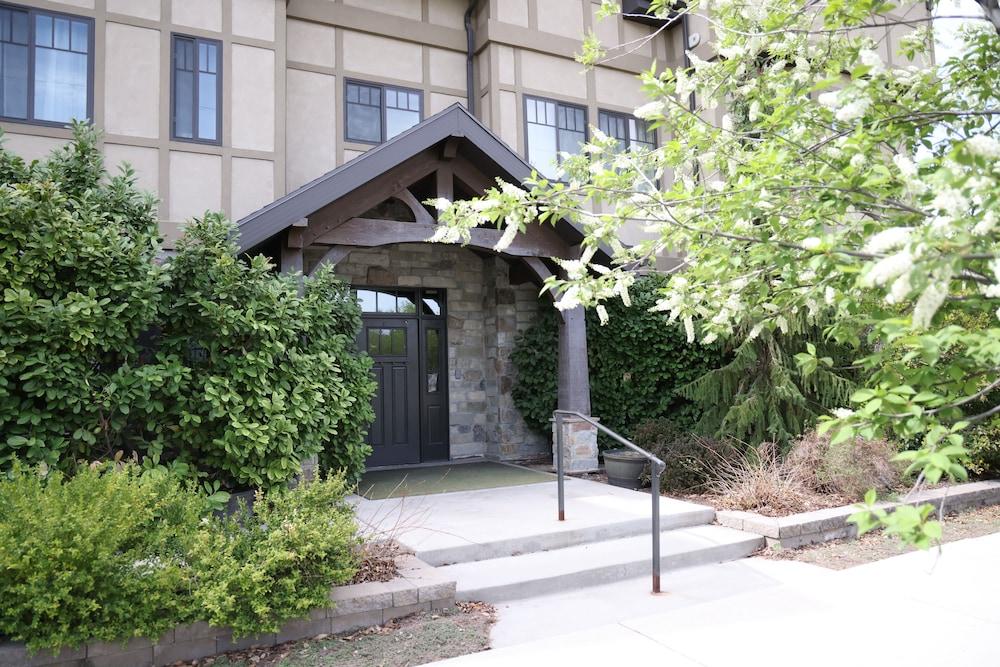 Aspenwood Manor photo 1