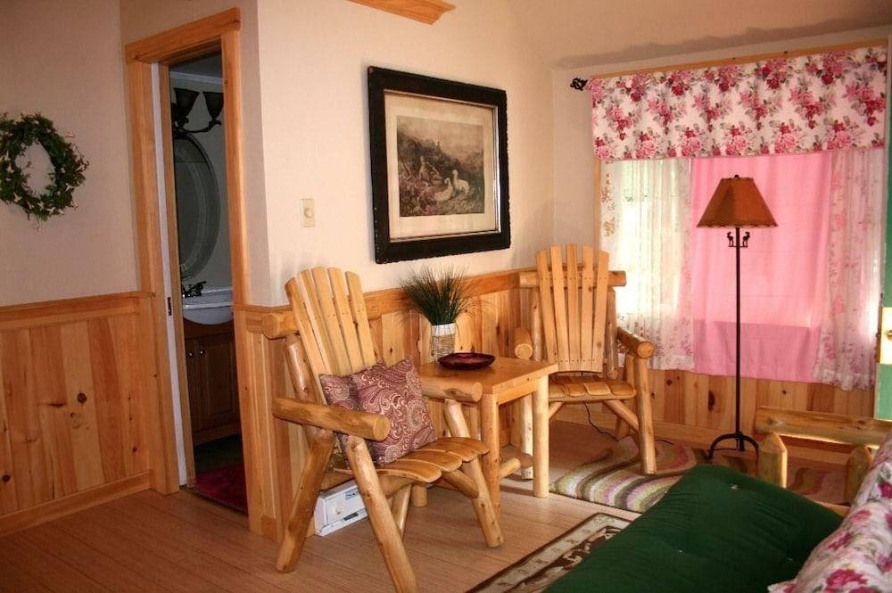 Hinckley's Dreamwood Cottages photo 4