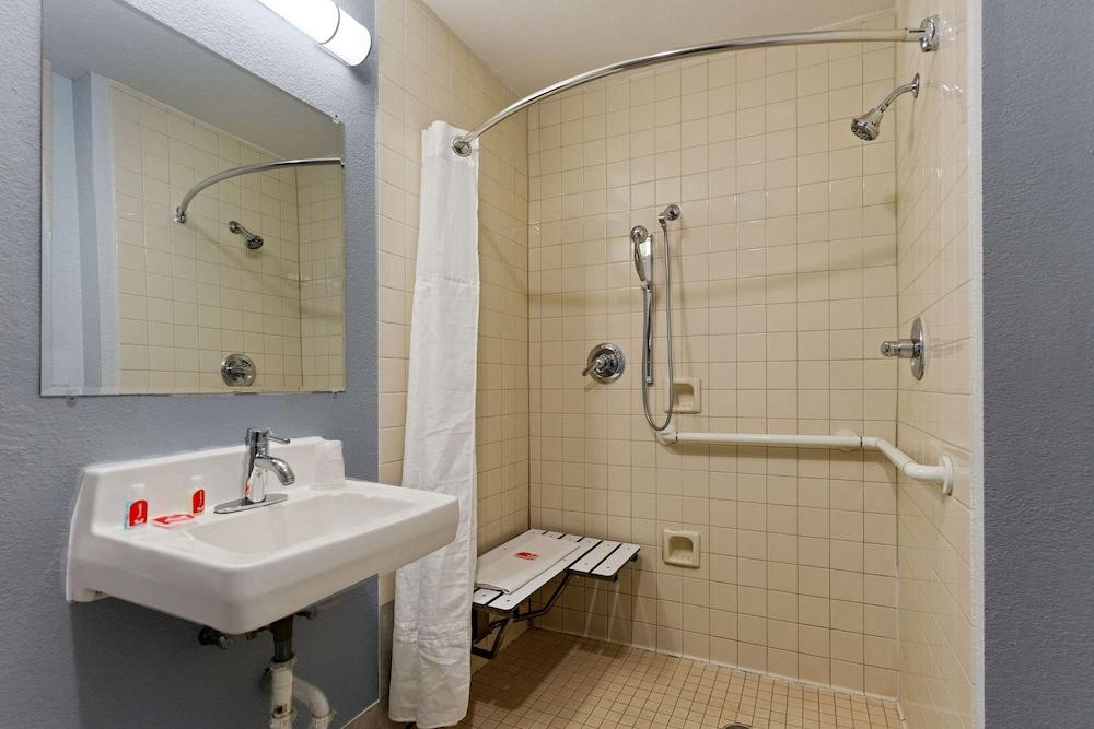 Econo Lodge Rockford Casino Area photo 9