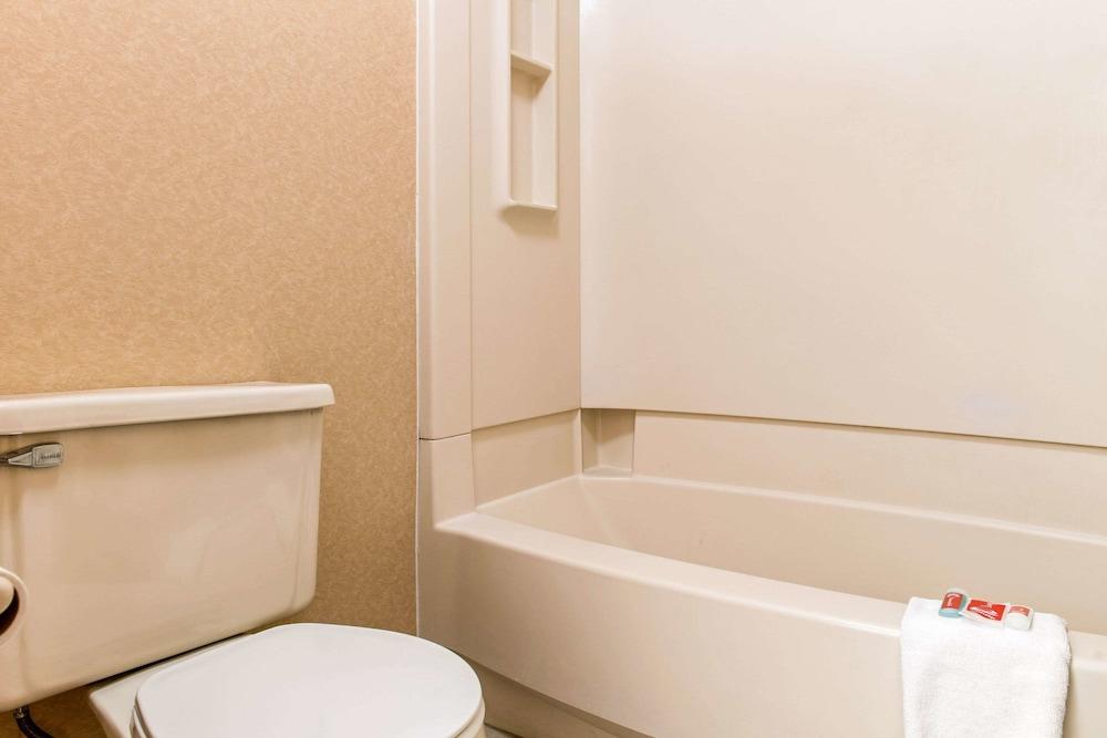 Econo Lodge Holland - Toledo photo 25