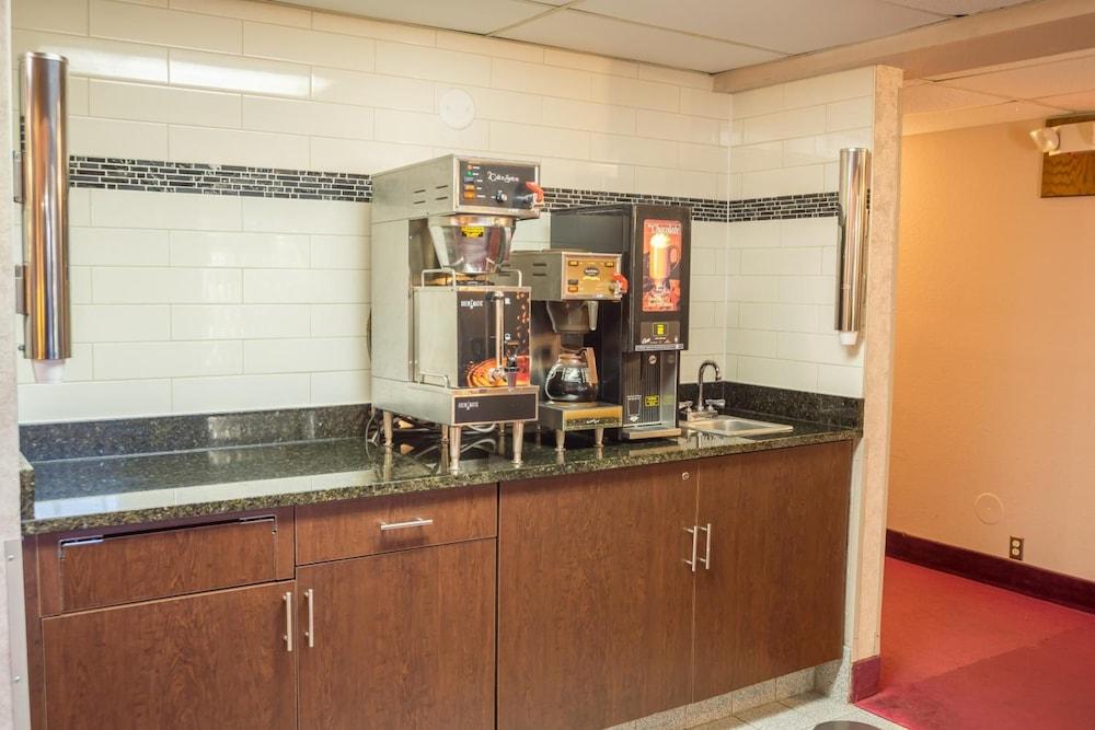 Prime Rate Inn photo 30