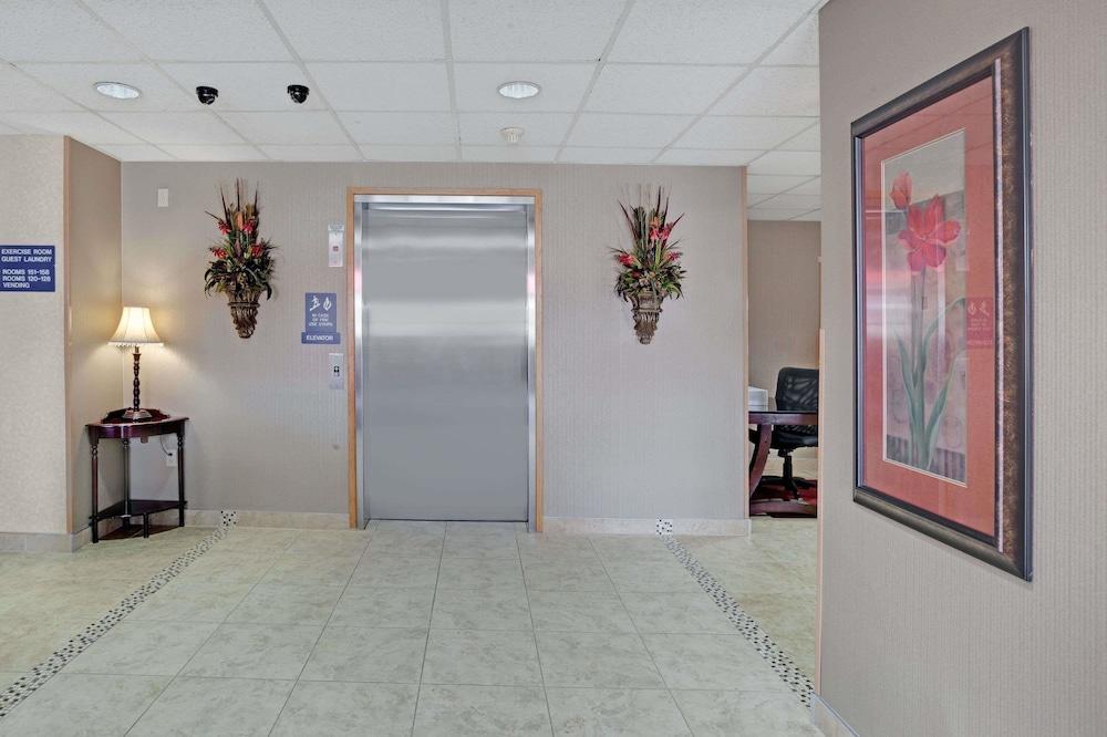 Microtel Inn & Suites by Wyndham Charleston WV photo 24