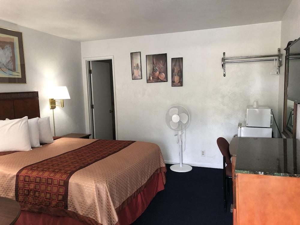 Best Budget Inn photo 11