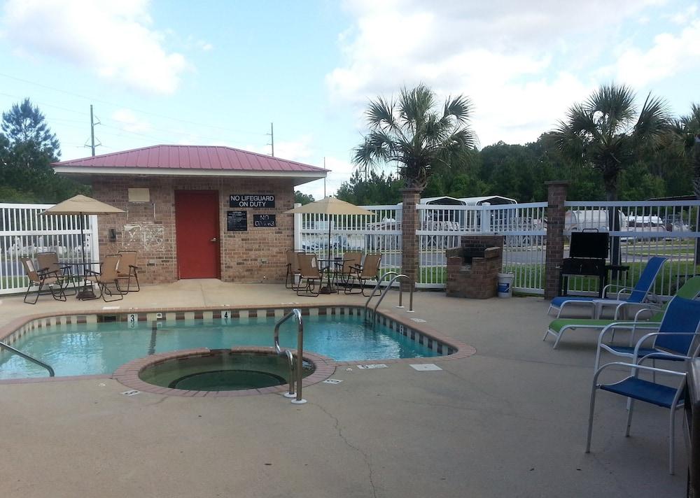 Super 8 by Wyndham Pascagoula photo 13