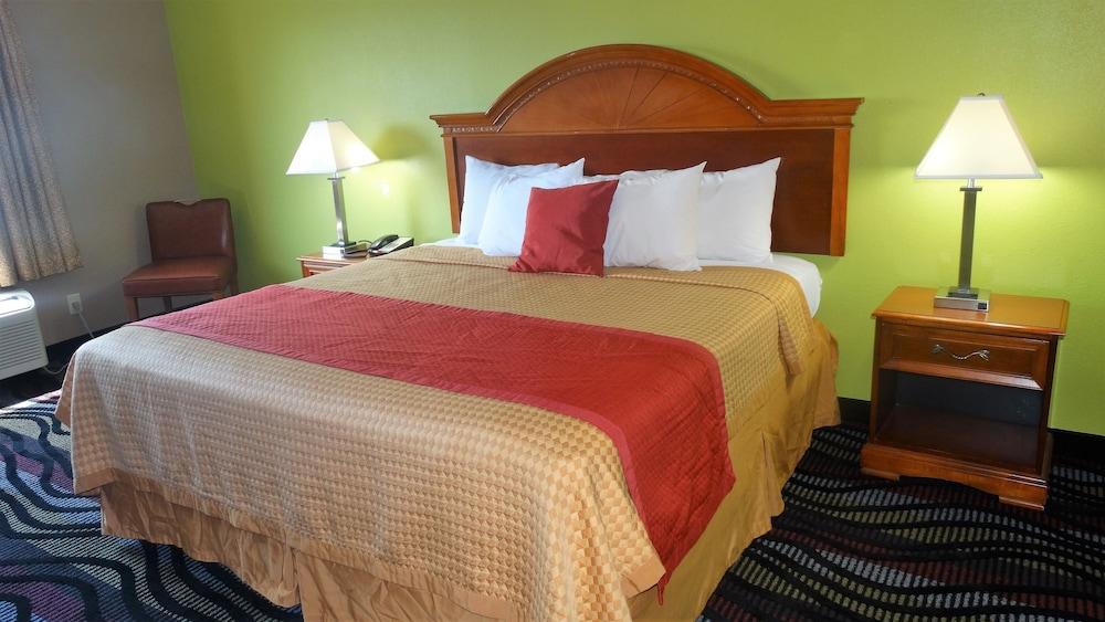 Oak Tree Inn & Suites photo 10