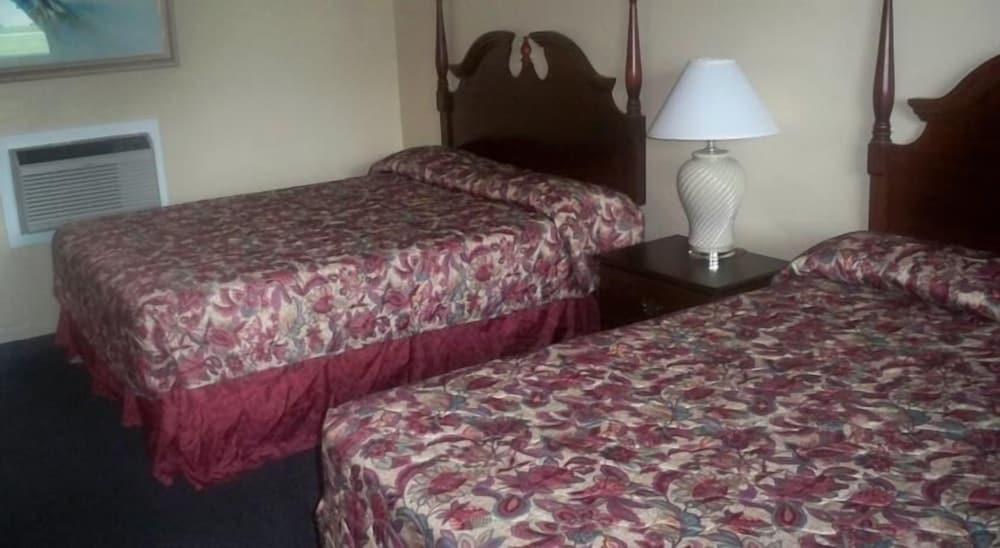 Catalina Airport Motel photo 8