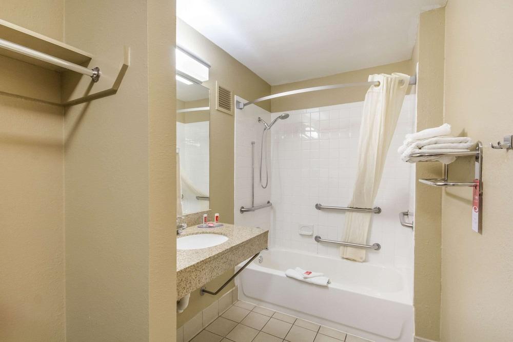 Econolodge Inn & Suites photo 42