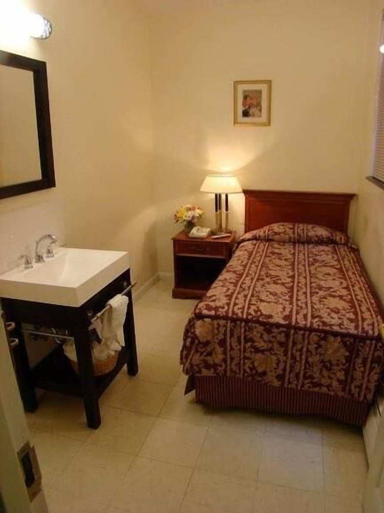 Americana Inn photo 40