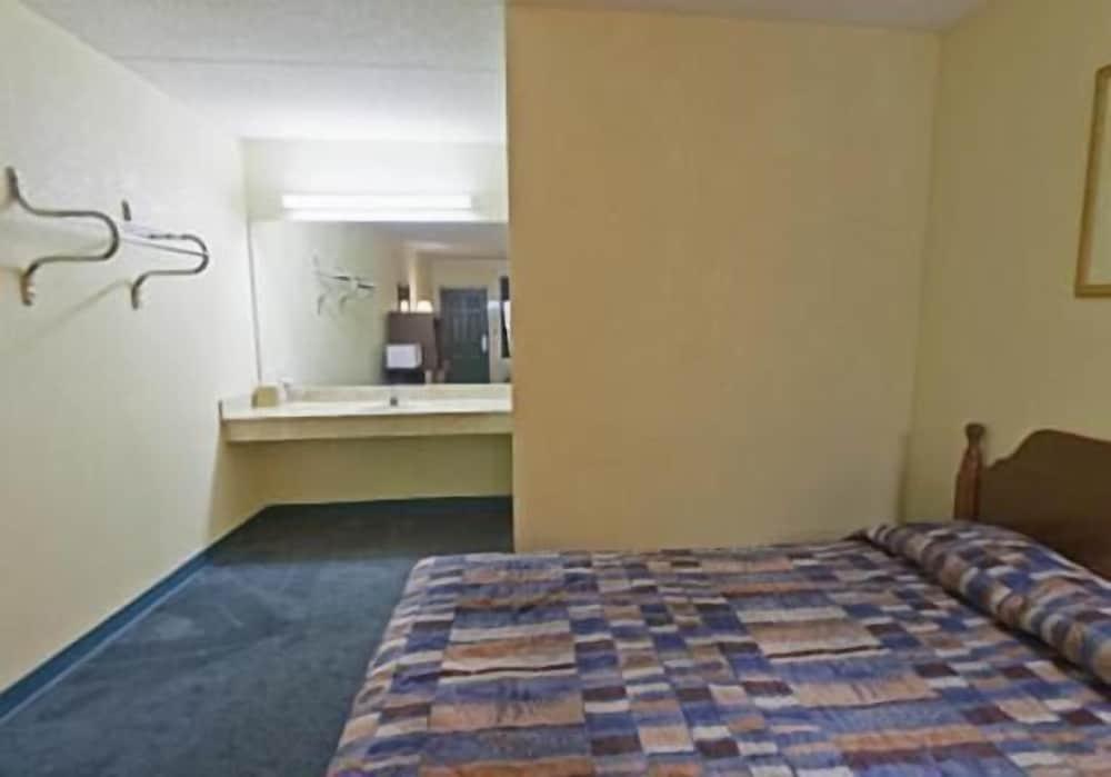Americas Inn photo 20