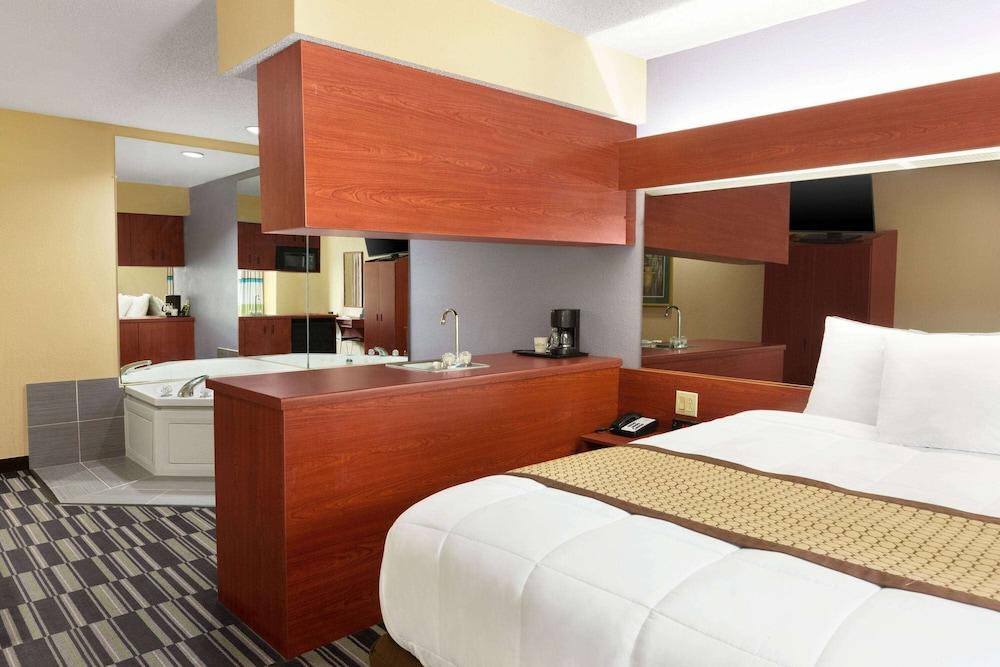 Microtel Inn & Suites by Wyndham Thomasville/High Point/Lexi photo 4