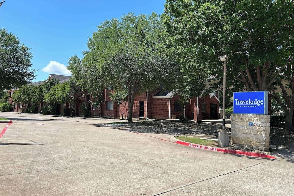Travelodge by Wyndham Arlington/Dallas Area photo 1