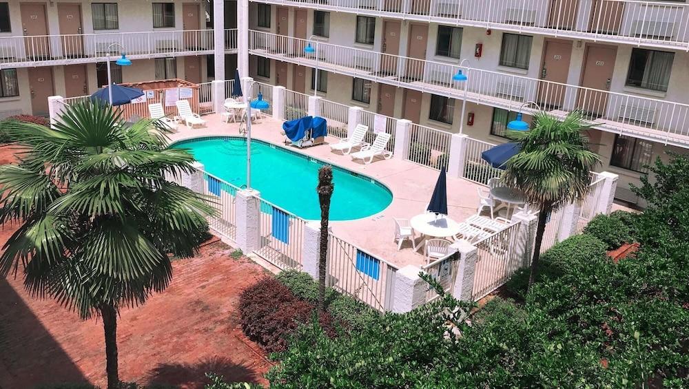 Super 6 Inn & Suites Baton Rouge photo 29