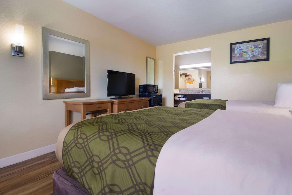 Econo Lodge Battleboro - Rocky Mount I-95 photo 11