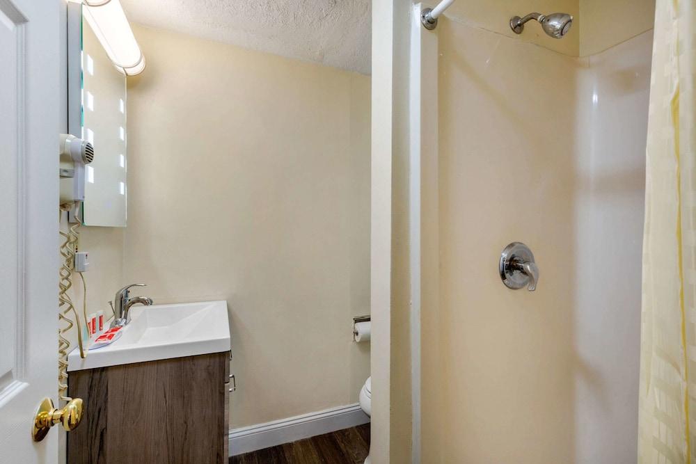 Econo Lodge West Yarmouth on Cape Cod photo 13