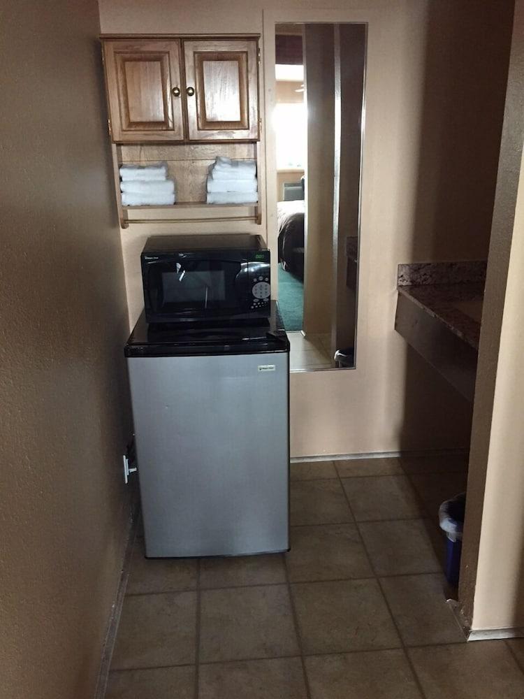 Going-To-The-Sun Inn & Suites photo 27