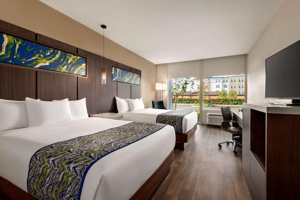 La Quinta Inn & Suites by Wyndham Orlando - IDrive Theme Parks photo 33