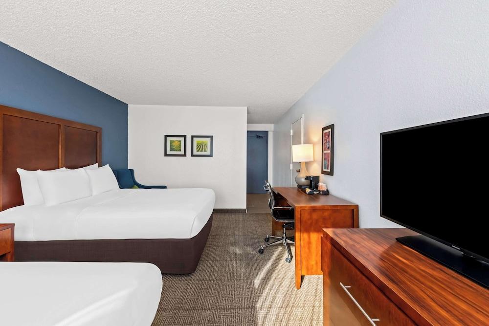 Comfort Inn & Suites Omaha Central photo 27
