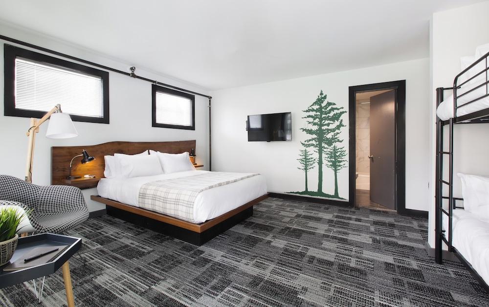 Main and Mountain Bar & Motel photo 39