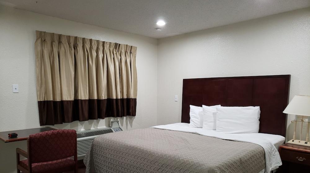 CLEAR LAKES INN photo 13