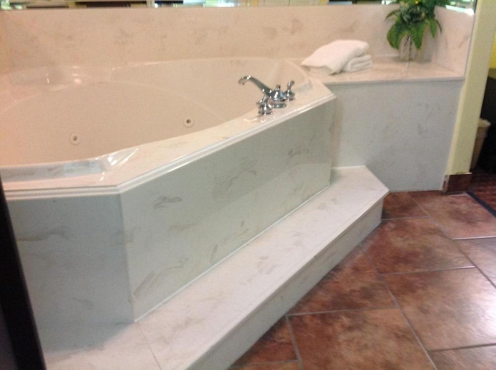 Scottish Inn & Suites photo 15