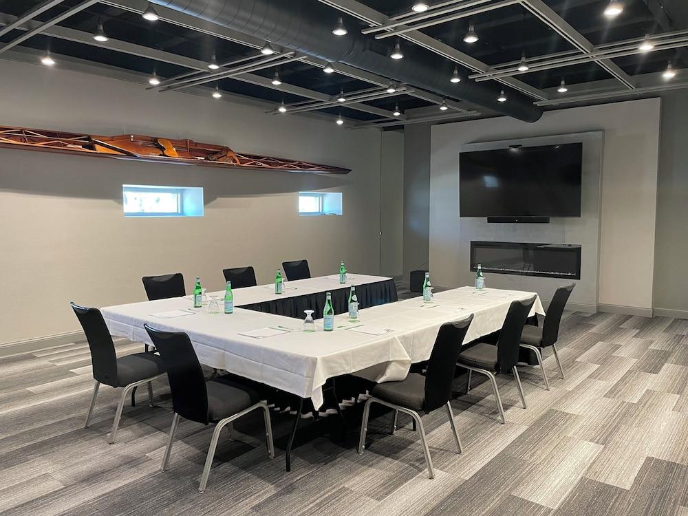 Holiday Inn Manhattan at the Campus by IHG photo 10