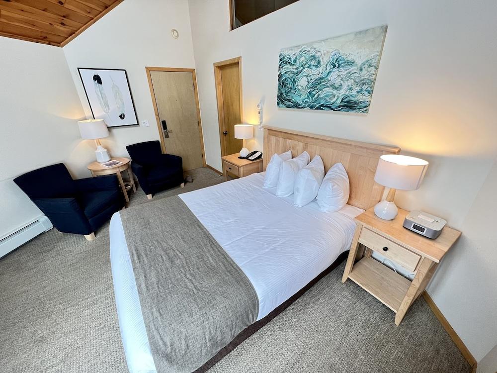 Bluefin Bay on Lake Superior photo 19