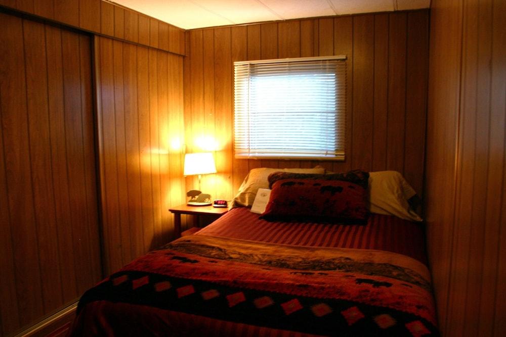 Yellowstone Wildlife Cabins photo 7