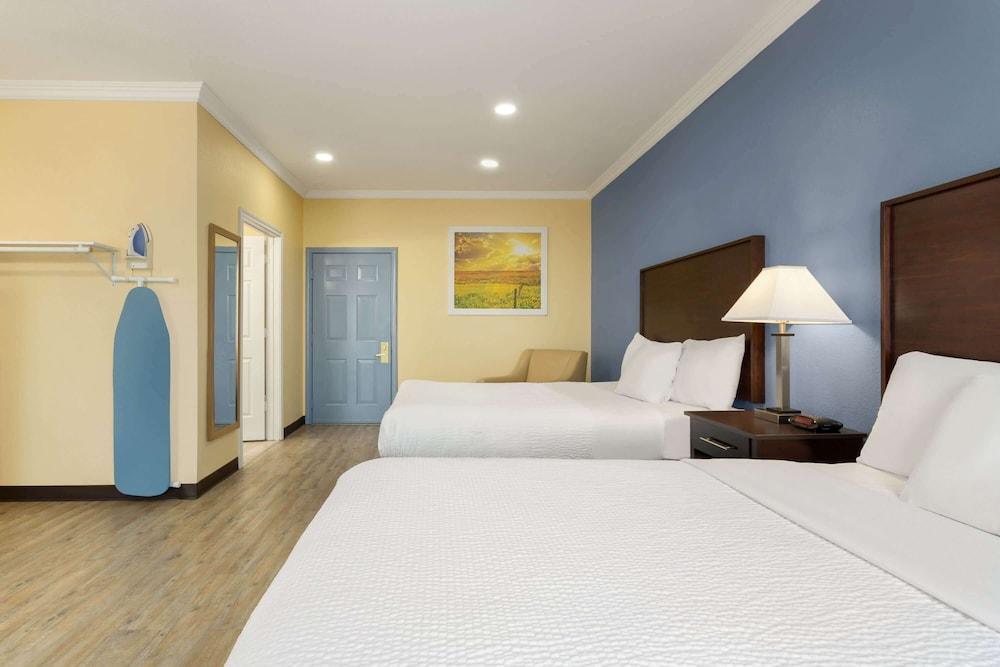 Days Inn & Suites by Wyndham Euless DFW Airport South photo 46