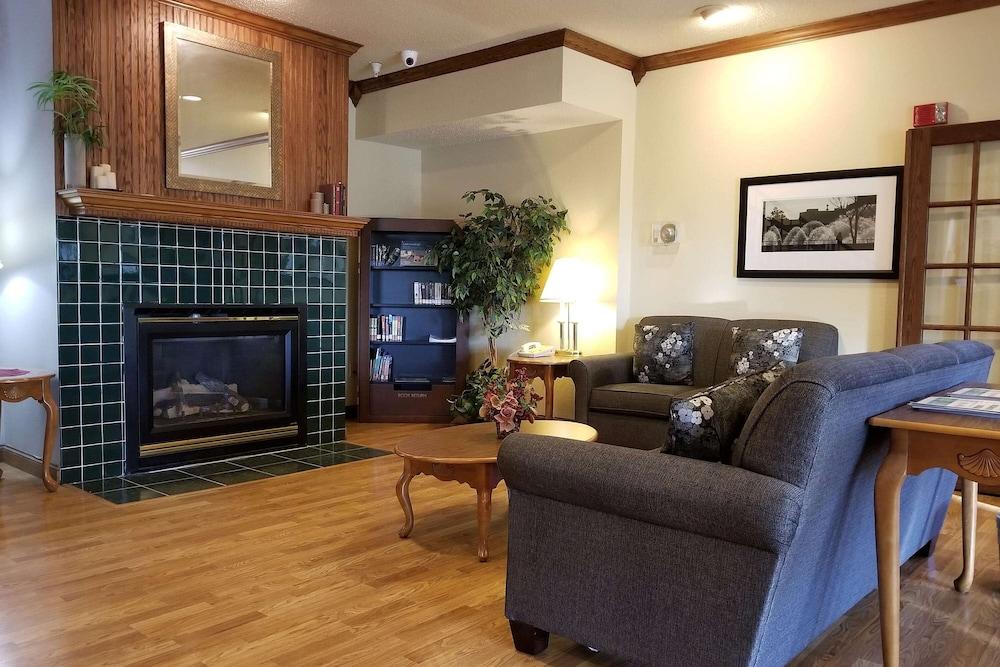 AmericInn by Wyndham Galesburg photo 3