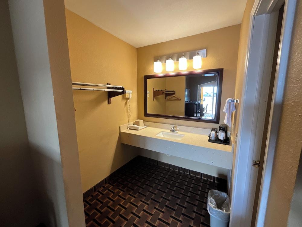 Executive inn & Suites photo 14