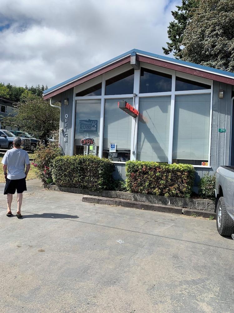 Curley's Resort & Dive Center photo 2