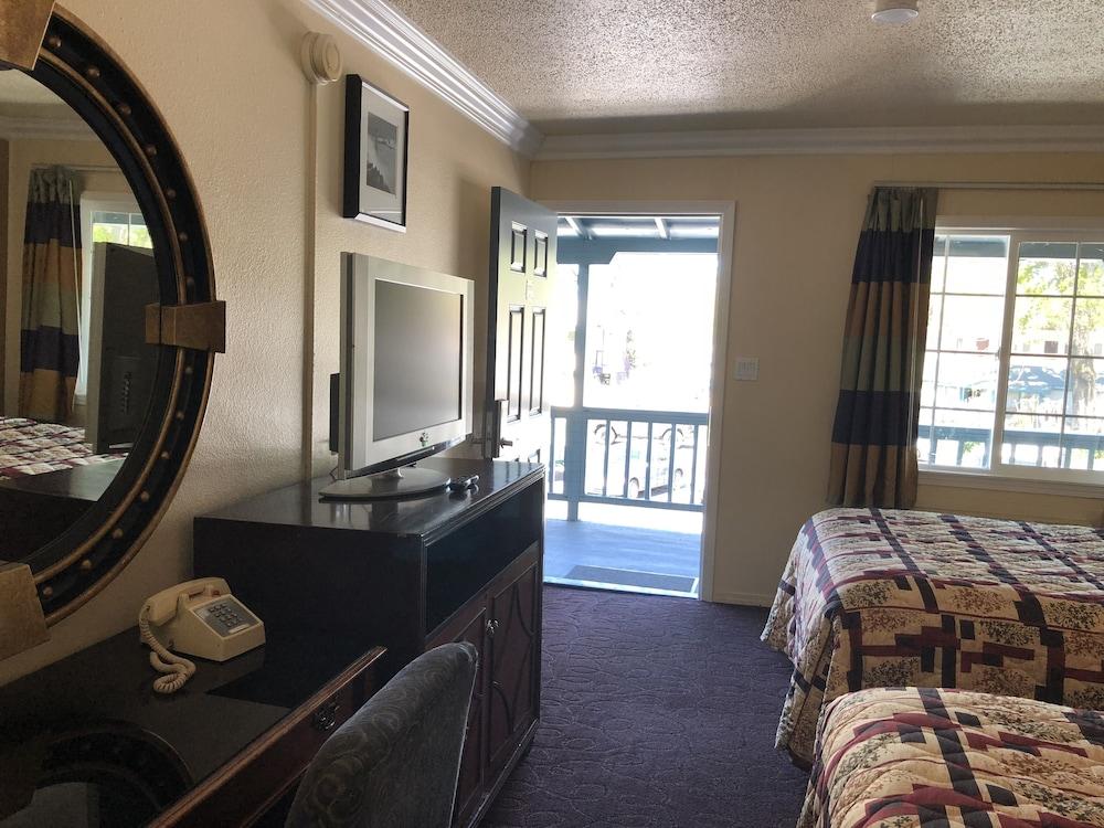 Lamplighter Motel photo 23