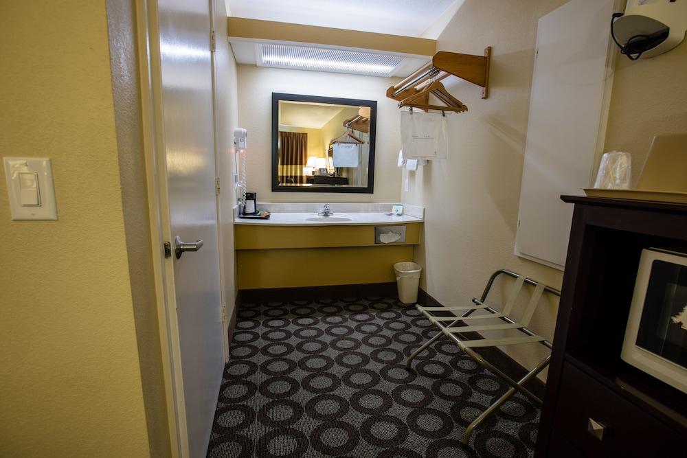 Relax Inn & Suites photo 13