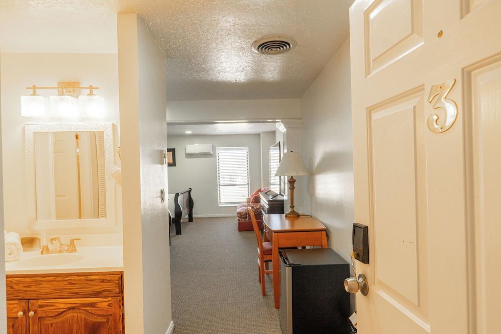 Road Creek Inn photo 19