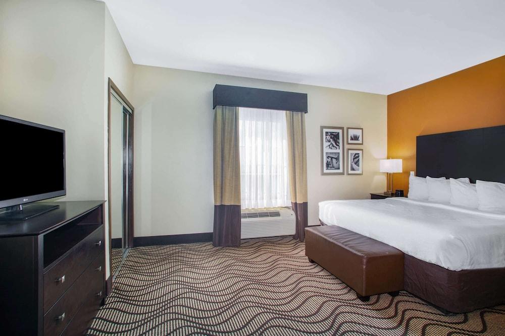 La Quinta Inn & Suites by Wyndham Beeville photo 18