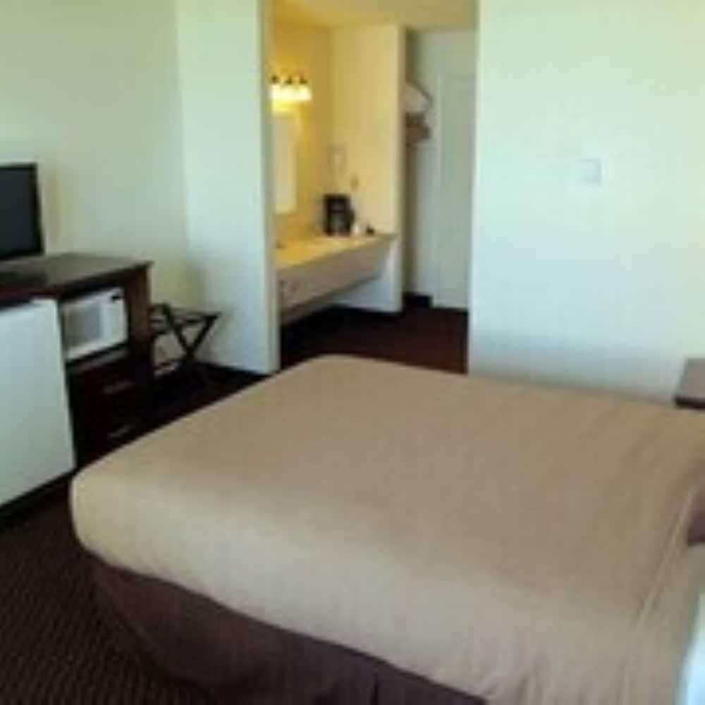 Silver Sands Motel photo 12