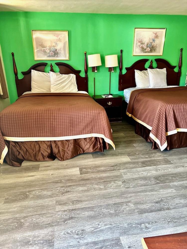 Traveler's Inn Motel photo 33