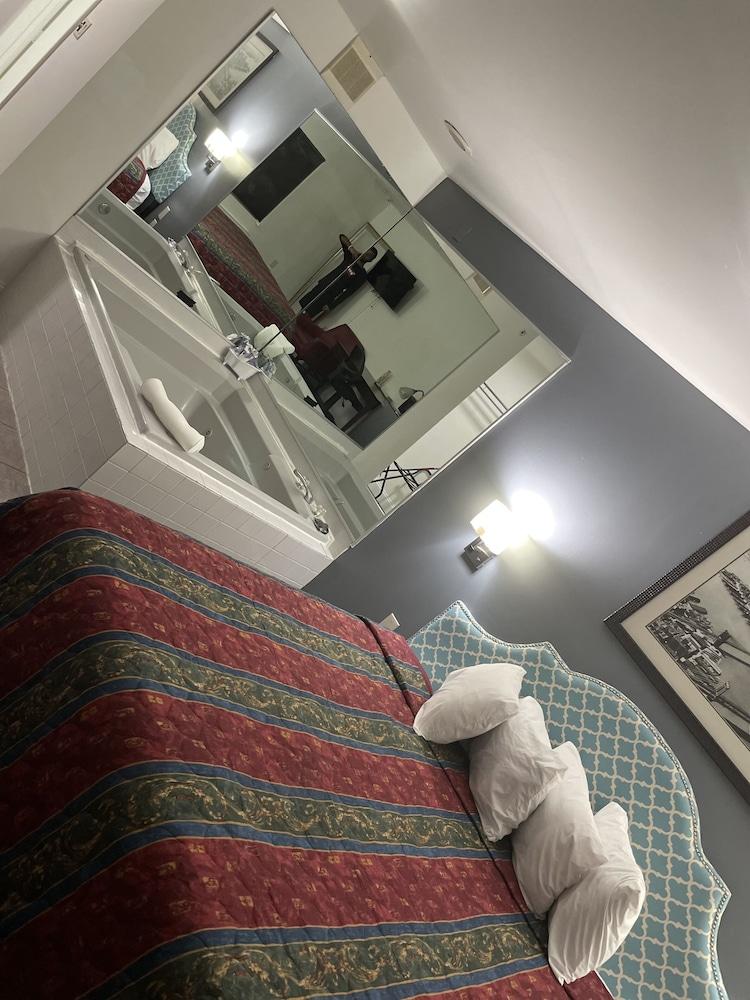 Greenwoods Inn & Suites photo 6