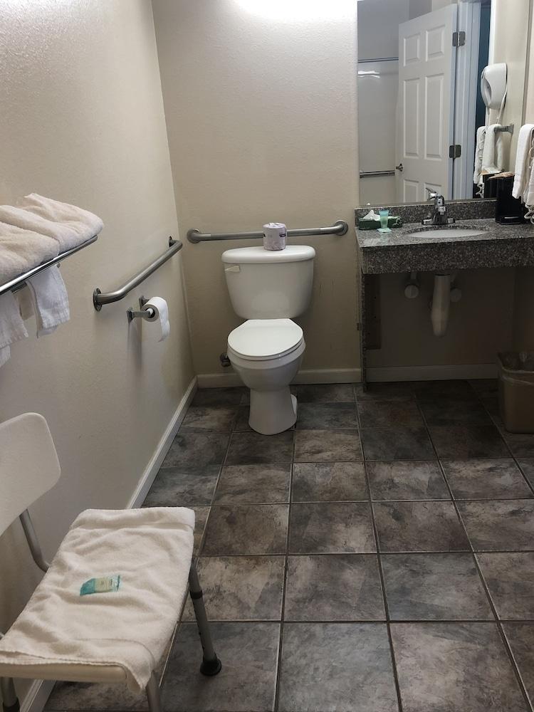Clairmont Inn photo 25