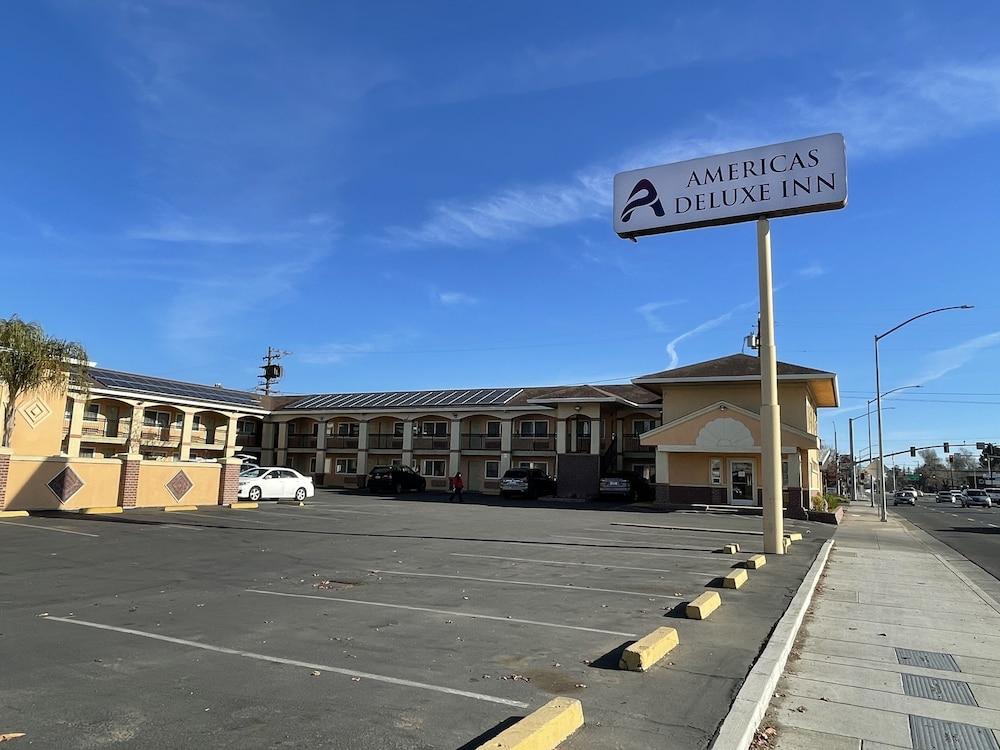 America's Deluxe Inn photo 1