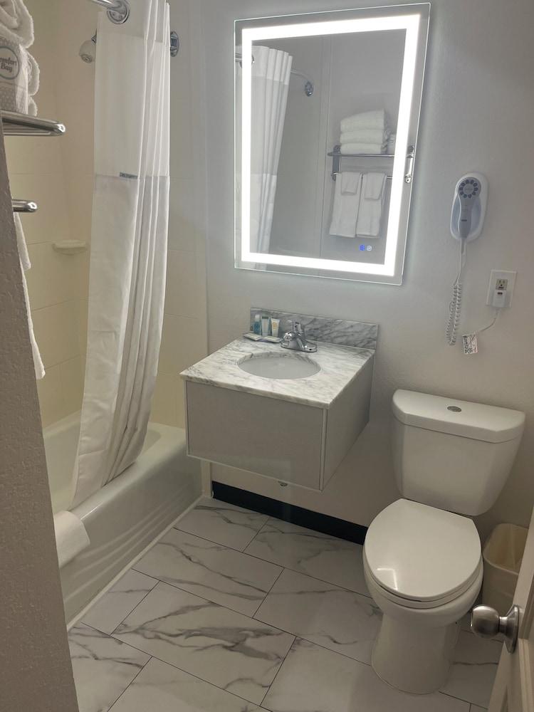 Howard Johnson by Wyndham Malden Boston Area photo 4